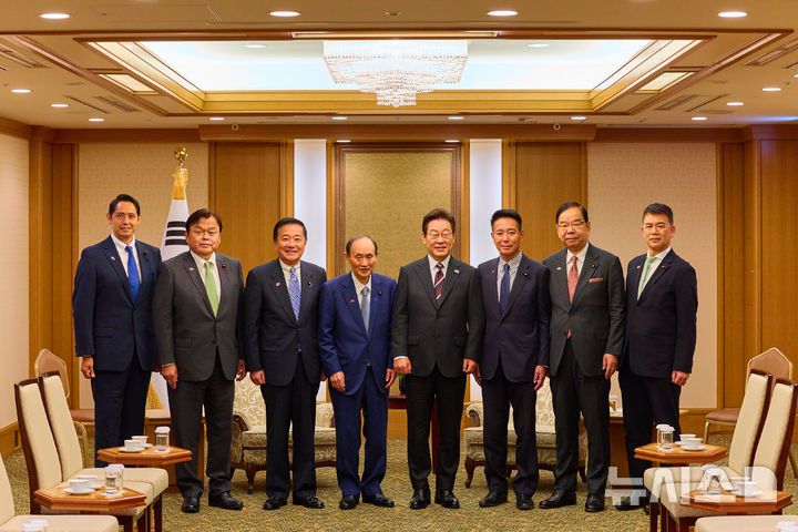 [도쿄=뉴시스] 고범준 기자 = 이재명 대통령이 24일 일본 도쿄의 한 호텔에서 일한의원연맹 회장인 스가 요시히데 전 일본 총리를 비롯한 연맹 간부진을 접견하며 기념촬영을 하고 있다. (공동취재) 2025.08.24. bjko@newsis.com