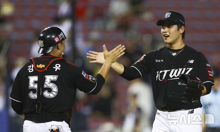 [서울=뉴시스] 김근수 기자 = 24일 서울 송파구 잠실야구장에서 열린 프로야구 '2025 신한 SOL 뱅크 KBO리그' KT 위즈와 두산 베어스의 경기에서 KT 위즈가 3-2로 승리를 거두고 KT 위즈 마무리 투수 박영현이 기뻐하고 있다. 2025.08.24. ks@newsis.com