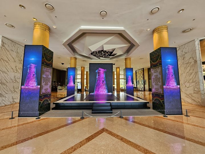 [안동=뉴시스] 지난 24일 힐튼호텔 경주 중앙로비에서 첫선을 보인 AI, 첨단 미디어, 스틸아트 기법의 '빛로 피어나는 신라' 작품들. (사진=경북도 제공) 2025.08.25. photo@newsis.com *재판매 및 DB 금지