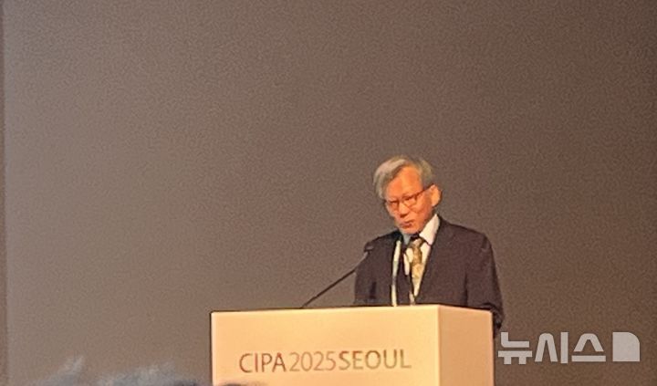 [서울=뉴시스] 25일  국립중앙박물관 대강당에서 개막한 '제30회 CIPA 2025 SEOUL'에서 유홍준 국립중앙박물관이 개회사를 하고 있다. 2025.08.25. suejeeq@newsis.com