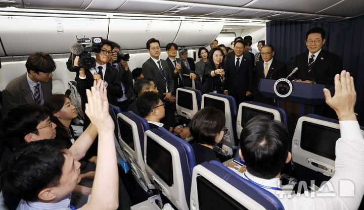 [워싱턴=뉴시스] 고범준 기자 = 이재명 대통령이 24일(현지 시간) 한일정상회담을 마치고 일본 도쿄에서 미국 워싱턴DC로 향하는 공군1호기에서 기내 기자간담회를 하고 있다. 2025.08.25. bjko@newsis.com