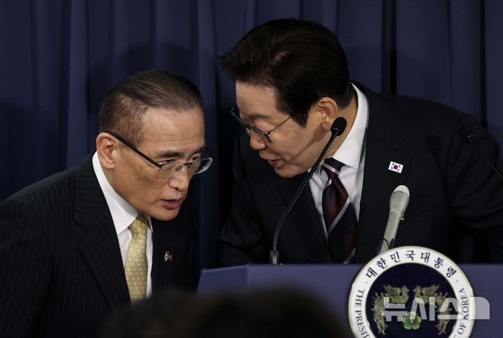 [워싱턴=뉴시스] 고범준 기자 = 이재명 대통령이 24일(현지 시간) 한일정상회담을 마치고 일본 도쿄에서 미국 워싱턴DC로 향하는 공군1호기에서 기내 기자간담회를 하며 위성락 안보실장과 논의하고 있다. 2025.08.25. bjko@newsis.com