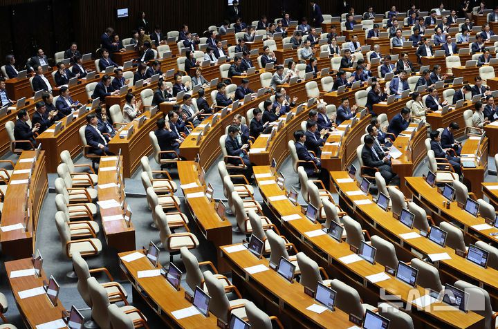 [서울=뉴시스] 김명년 기자 = 더불어민주당 의원들이 25일 오전 서울 여의도 국회 본회의에서 상법 일부개정법률안(2차 상법 개정안)이 통과되자 박수치고 있다. 2025.08.25. kmn@newsis.com