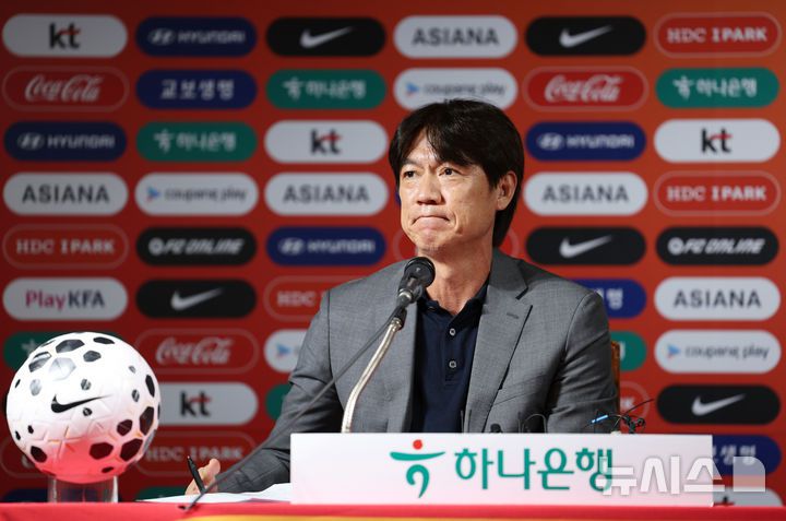 [서울=뉴시스] 김진아 기자 = 홍명보 축구대표팀 감독이 지난 25일 서울 종로구 축구회관에서 2026 국제축구연맹(FIFA) 북중미 월드컵을 대비한 9월 A매치 명단을 발표를 마친 뒤 취재진의 질문에 답하고 있다. 홍명보호는 내달 7일 오전 6시 미국 뉴저지주 해리슨의 스포츠일러스트레이티드 스타디움에서 미국을 상대한 뒤, 10일 오전 10시 미국 테네시주 내슈빌의 지오디스파크에서 멕시코와 격돌한다. 2025.08.25. bluesoda@newsis.com