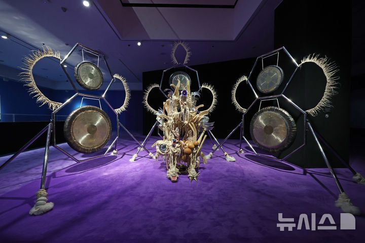 [서울=뉴시스] 박진희 기자 = 서울시립미술관은 25일 서울 중구 서울시립미술관 서소문관에서 제13회 서울미디어시티비엔날레 '강령: 영혼의 기술' 기자간담회를 갖고 세계 각지의 예술가들의 미디어 작품을 선보이고 있다. 2025.08.25. pak7130@newsis.com