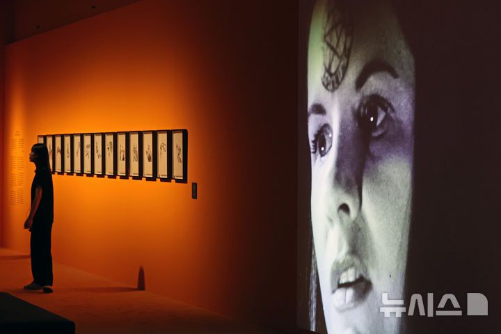 [서울=뉴시스] 박진희 기자 = 서울시립미술관(SeMA)은 25일 서울 중구 서울시립미술관 서소문관에서 제13회 서울미디어시티비엔날레 '강령: 영혼의 기술' 기자간담회를 갖고 세계 각지의 예술가들의 미디어 작품을 선보이고 있다. 2025.08.25. pak7130@newsis.com