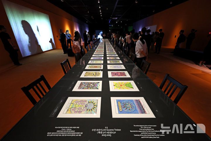 [서울=뉴시스] 박진희 기자 = 서울시립미술관(SeMA)은 25일 서울 중구 서울시립미술관 서소문관에서 제13회 서울미디어시티비엔날레 '강령: 영혼의 기술' 기자간담회를 갖고 수잔 트라이스터 작가의 '헥센 5.0' 작품을 선보이고 있다. 2025.08.25. pak7130@newsis.com