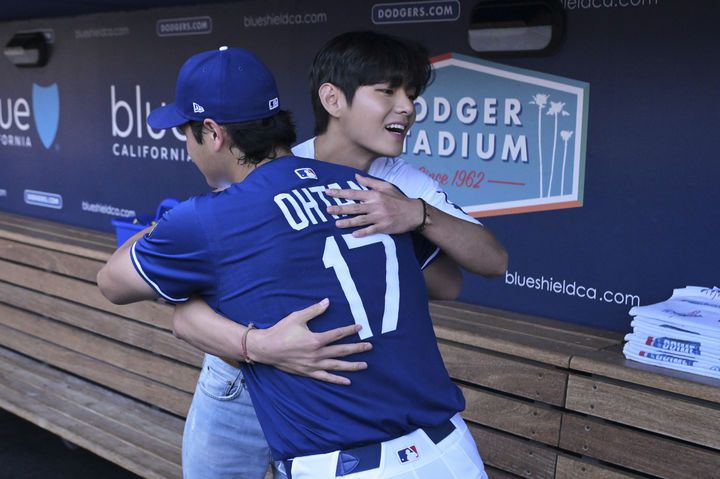 [로스앤젤레스=AP/뉴시스] 방탄소년단(BTS)의 뷔(왼쪽)가 25일(현지 시간) 미 캘리포니아주 로스앤젤레스의 다저 스타디움에서 LA 다저스 오타니 쇼헤이와 인사를 나누고 있다. 뷔는 이날 LA 다저스와 신시내티 레즈의 경기에 앞서 시구한다. 2025.08.26.