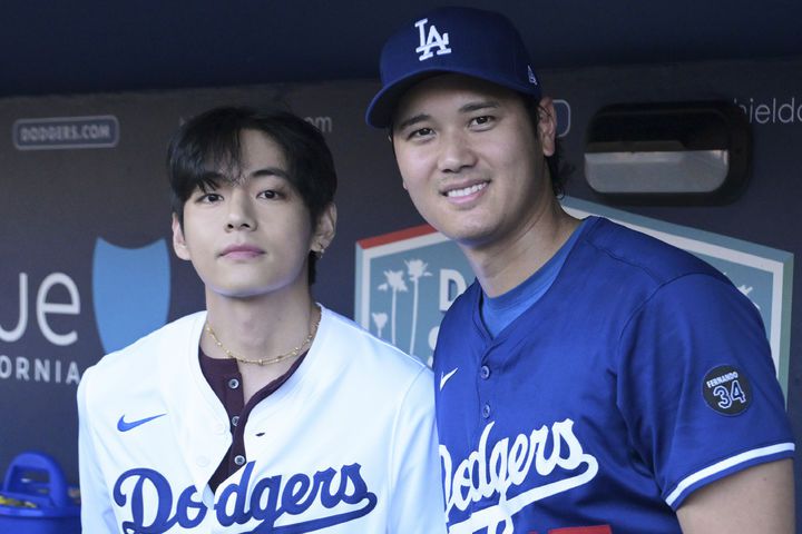 [로스앤젤레스=AP/뉴시스] 방탄소년단(BTS)의 뷔(왼쪽)가 25일(현지 시간) 미 캘리포니아주 로스앤젤레스의 다저 스타디움에서 LA 다저스 오타니 쇼헤이와 기념 촬영하고 있다. 뷔는 이날 LA 다저스와 신시내티 레즈의 경기에 시구자로 나선다. 2025.08.26.