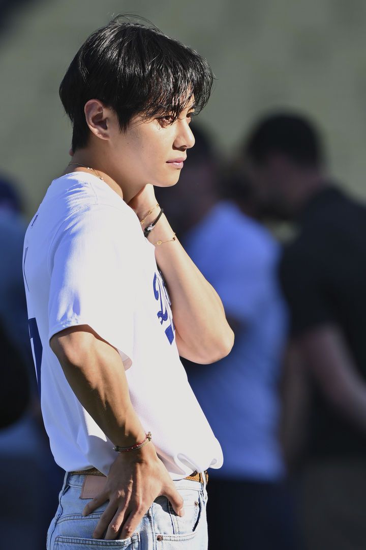 [로스앤젤레스=AP/뉴시스] 방탄소년단(BTS)의 뷔가 25일(현지 시간) 미 캘리포니아주 로스앤젤레스의 다저 스타디움에서 2025 메이저리그 LA 다저스와 신시내티 레즈와의 경기 전 타격 연습을 지켜보고 있다. 뷔는 이날 경기에 시구자로 나선다. 2025.08.26.
