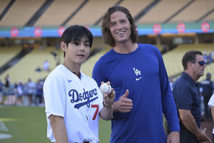 [로스앤젤레스=AP/뉴시스] 방탄소년단(BTS)의 뷔(왼쪽)가 25일(현지 시간) 미 캘리포니아주 로스앤젤레스의 다저 스타디움에서 LA 다저스 투수 타일러 글래스노와 함께 기념 촬영을 하고 있다. 뷔는 이날 LA 다저스와 신시내티 레즈의 경기 시구자로 나섰다. 2025.08.26.