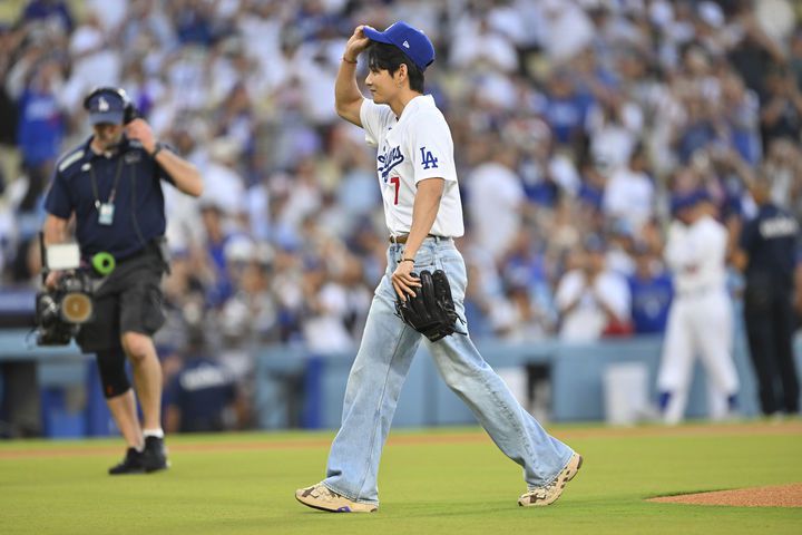 [로스앤젤레스=AP/뉴시스] 방탄소년단(BTS)의 뷔가 25일(현지 시간) 미 캘리포니아주 로스앤젤레스의 다저 스타디움에서 2025 메이저리그 LA 다저스와 신시내티 레즈와의 경기 전 시구를 마치고 모자를 벗고 있다. 2025.08.26.