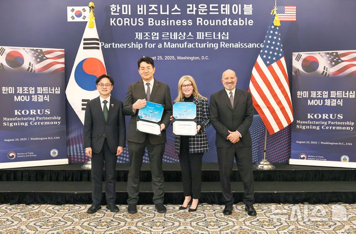 [서울=뉴시스] 대한항공이 25일(현지시간) 미국 워싱턴DC에서 보잉 차세대 고효율 항공기 103대 구매를 위한 양해각서를 체결했다. 대한항공은 19대 분량의 예비 엔진 구매 및 엔진 정비 서비스 계약도 추진한다. 사진은 조원태(왼쪽 두번째) 한진그룹 회장 등이 기념 촬영을 하는 모습. (사진=대한항공 제공) 2025.8.26. photo@newsis.com