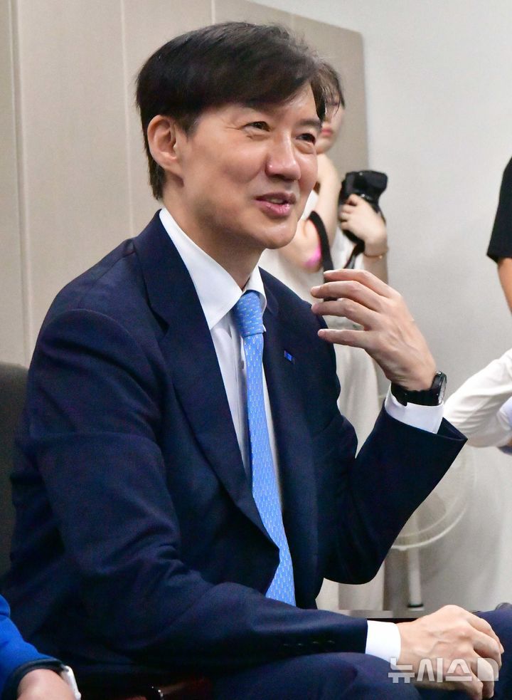 [광주=뉴시스] 이현행 기자 = 조국 조국혁신당 혁신정책연구원장이 26일 광주 서구 쌍촌동 천주교광주대교구청에서 옥현진 대주교를 예방하며 발언하고 있다. 2025.08.26. lhh@newsis.com