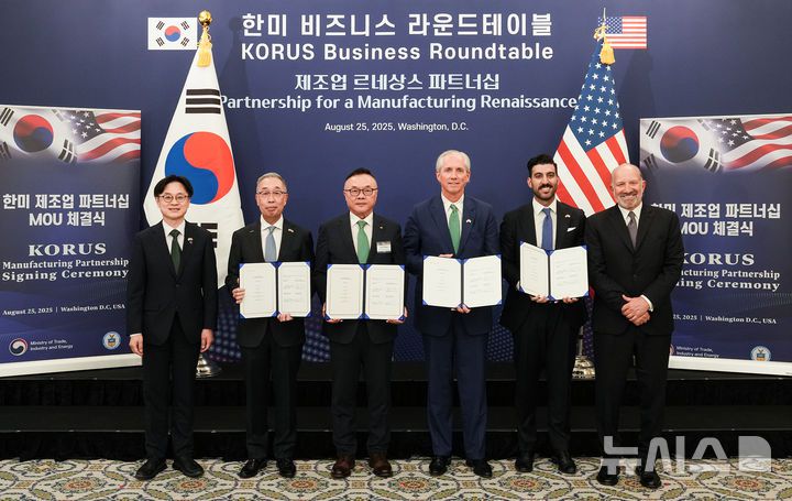 [서울=뉴시스]25일(현지시간) 미국 워싱턴 D.C.에서 '한미 비즈니스 라운드 테이블' 직후 진행된 소형모듈원전(SMR) 사업협력을 위한 양해각서(MOU) 체결식에서 참석자들이 기념촬영을 하고 있다. 왼쪽부터 김정관 산업통상자원부 장관, 박지원 두산에너빌리티 회장, 황주호 한수원 사장, 클레이 셀 엑스-에너지 CEO, 레이 포코우리 AWS 에너지정책 관리자, 하워드 러트닉 미국 상무부 장관. (사진=두산에너빌리티 제공) 2025.8.26. photo@newsis.com