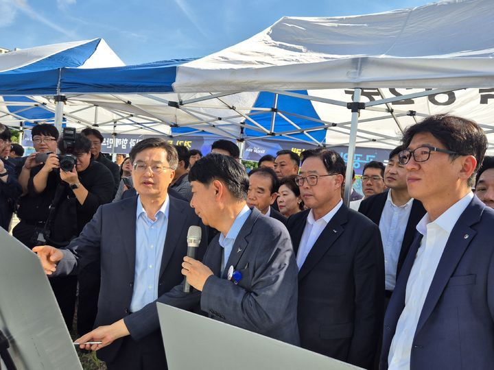 [양주=뉴시스] 이병희 기자 = 김동연 경기도지사가 26일 양주시 공공의료원 설립 부지를 둘러보고 있다. 2025.08.26. iambh@newsis.com *재판매 및 DB 금지