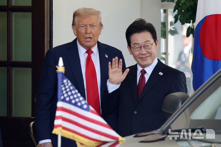 [워싱턴=뉴시스] 고범준 기자 = 이재명 대통령과 도널드 트럼프 미국 대통령이 25일(현지 시간) 미국 워싱턴DC 백악관에서 인사를 나눈 뒤 취재진을 향해 인사하고 있다. 2025.08.26. bjko@newsis.com