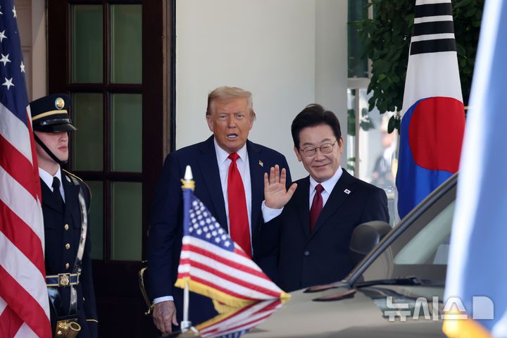 [워싱턴=뉴시스] 고범준 기자 = 이재명 대통령과 도널드 트럼프 미국 대통령이 25일(현지 시간) 미국 워싱턴DC 백악관에서 인사를 나눈 뒤 취재진을 향해 인사하고 있다. 2025.08.26. bjko@newsis.com
