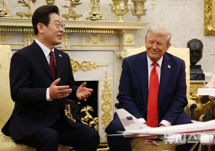 [워싱턴=뉴시스] 고범준 기자 = 이재명 대통령과 도널드 트럼프 미국 대통령이 25일(현지 시간) 미국 워싱턴DC 백악관에서 한미 정상회담을 하고 있다. 2025.08.26. bjko@newsis.com