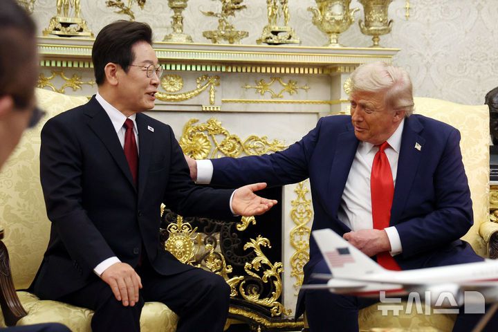 [워싱턴=뉴시스] 고범준 기자 = 이재명 대통령과 도널드 트럼프 미국 대통령이 25일(현지 시간) 미국 워싱턴DC 백악관에서 한미 정상회담을 하고 있다. 2025.08.26. bjko@newsis.com