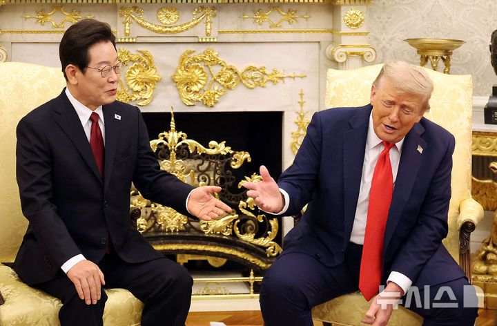 [워싱턴=뉴시스] 고범준 기자 = 이재명 대통령과 도널드 트럼프 미국 대통령이 25일(현지 시간) 미국 워싱턴DC 백악관에서 한미 정상회담을 하고 있다. 2025.08.26. bjko@newsis.com
