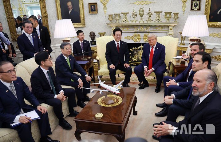 [워싱턴=뉴시스] 고범준 기자 = 이재명 대통령과 도널드 트럼프 미국 대통령이 25일(현지 시간) 미국 워싱턴DC 백악관에서 한미 정상회담을 하고 있다. 2025.08.26. bjko@newsis.com