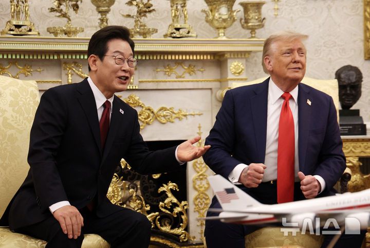 [워싱턴=뉴시스] 고범준 기자 = 이재명 대통령과 도널드 트럼프 미국 대통령이 25일(현지 시간) 미국 워싱턴DC 백악관에서 한미 정상회담을 하며 기자 질문을 받고 있다. 2025.08.26. bjko@newsis.com