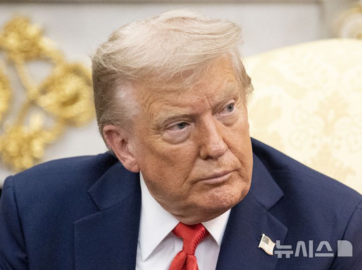 [워싱턴=뉴시스] 고범준 기자 = 도널드 트럼프 미국 대통령이 25일(현지 시간) 미국 워싱턴DC 백악관에서 이재명 대통령과 한미 정상회담을 하고 있다. 2025.08.26. bjko@newsis.com