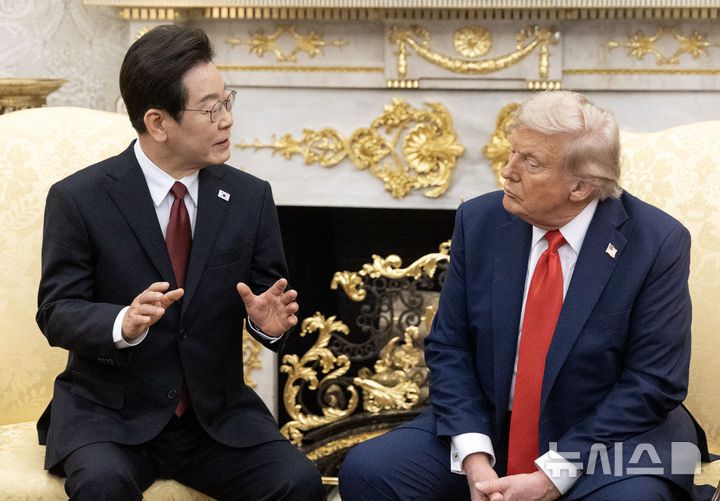 [워싱턴=뉴시스] 고범준 기자 = 이재명 대통령과 도널드 트럼프 미국 대통령이 지난 8월 25일(현지 시간) 미국 워싱턴DC 백악관에서 한미 정상회담을 하고 있다. 미국인 10%만 한국에 대한 관세 인상을 지지하는 것으로 3일 나타났다. 2025.10.03. bjko@newsis.com