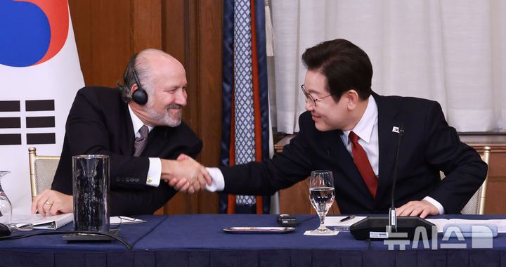 [워싱턴=뉴시스] 고범준 기자 = 이재명 대통령이 25일(현지 시간) 미국 워싱턴DC 윌라드 호텔에서 열린 한미 비즈니스 라운드테이블에서 하워드 러트닉 미 상무장관과 인사하고 있다. (공동취재) 2025.08.26. bjko@newsis.com