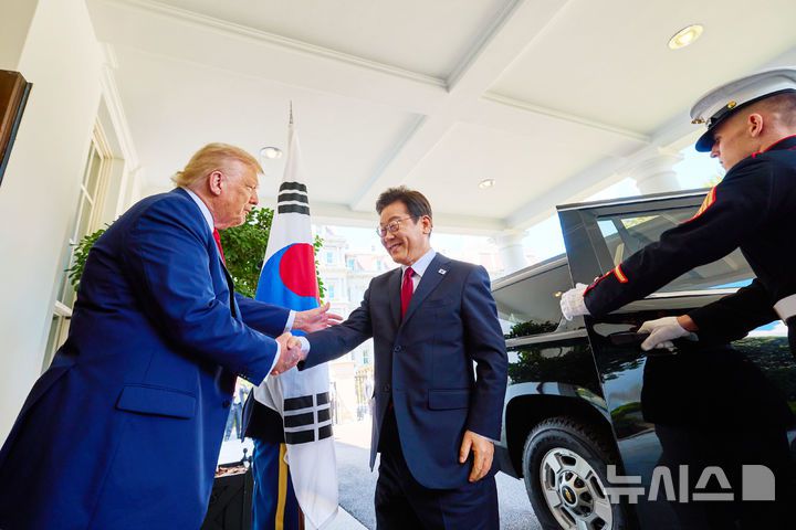 [워싱턴=뉴시스] 고범준 기자 = 이재명 대통령과 도널드 트럼프 미국 대통령이 25일(현지 시간) 미국 워싱턴DC 백악관에서 한미 정상회담에 앞서 인사를 나누고 있다. (공동취재) 2025.08.26. bjko@newsis.com