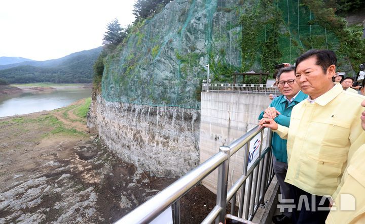 [강릉=뉴시스] 조성봉 기자 = 정청래 더불어민주당 대표가 26일 강원 강릉시 성산면 오봉저수지를 찾아 가뭄 상태를 점검하고 있다. 20205.08.26. suncho21@newsis.com