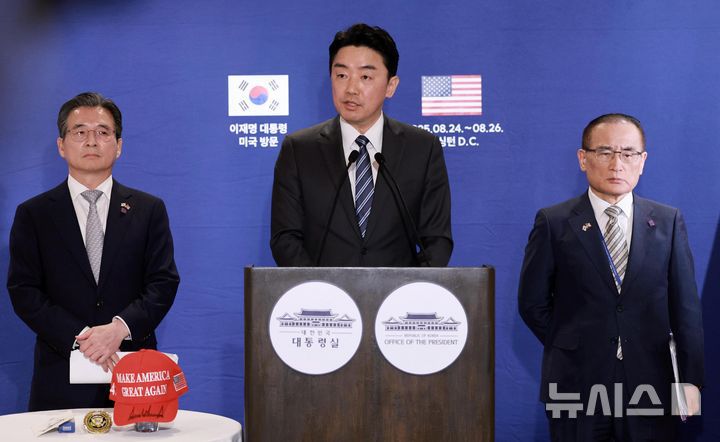 [워싱턴=뉴시스] 고범준 기자 = 강훈식 비서실장이 25일(현지 시간) 미국 워싱턴D.C 프레스센터 내 중앙기자실에서 한미 정상회담 관련 브리핑을 하고 있다. 왼쪽부터 김용범 정책실장, 강훈식 비서실장, 위성락 안보실장. 2025.08.26. bjko@newsis.com