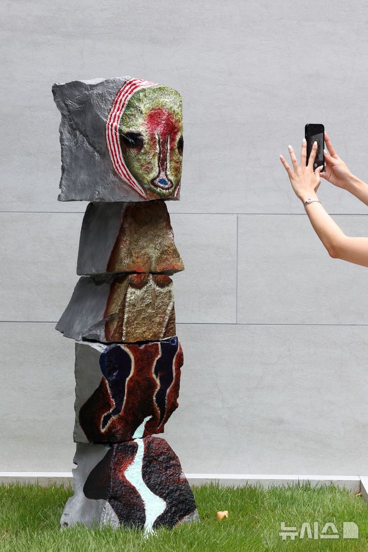 [서울=뉴시스] 박진희 기자 = 프랑스 대표 갤러리 페로탕(Perrotin)은 26일 서울 강남구 페로탕 서울에서 일본 현대미술 작가 이즈미 카토(Izumi Kato)의 개인전 기자간담회를 갖고 작가의 신작을 소개하고 있다. 2025.08.26. pak7130@newsis.com