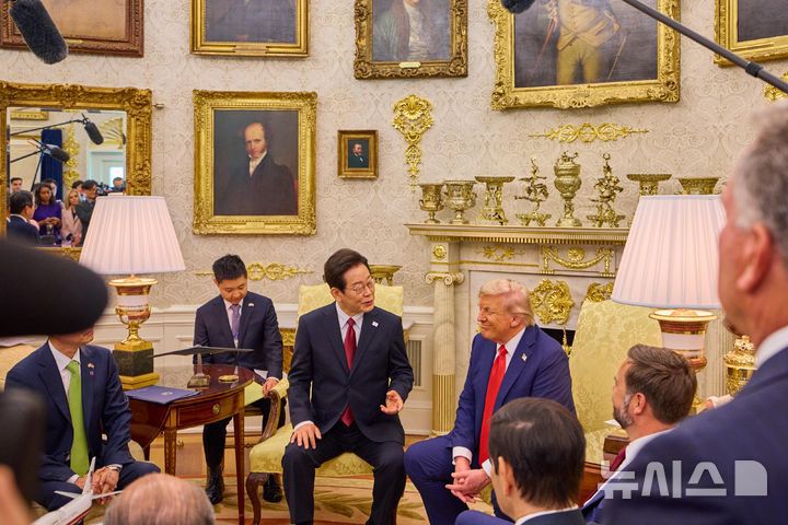 [워싱턴=뉴시스] 고범준 기자 = 이재명 대통령이 25일(현지 시간) 미국 워싱턴DC 백악관에서 도널드 트럼프 미국 대통령과 한미 정상회담을 하고 있다. (공동취재) 2025.08.26. bjko@newsis.com