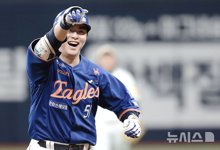 [서울=뉴시스] 정병혁 기자 = 26일 서울 구로구 고척스카이돔에서 열린 2025 KBO리그 한화 이글스와 키움 히어로즈의 경기, 9회초 무사 주자없는 상황 한화 문현빈이 솔로 홈런을 날린 뒤 그라운드를 돌고 있다. 2025.08.26. jhope@newsis.com