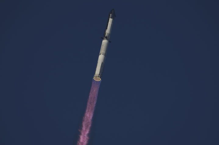 [보카치카=AP/뉴시스] 일론 머스크의 우주기업 스페이스X의 우주선 스타십이 26일(현지 시간) 미 텍사스주 보카치카 해변 스타베이스에서 시험 발사되고 있다. 2025.08.27.