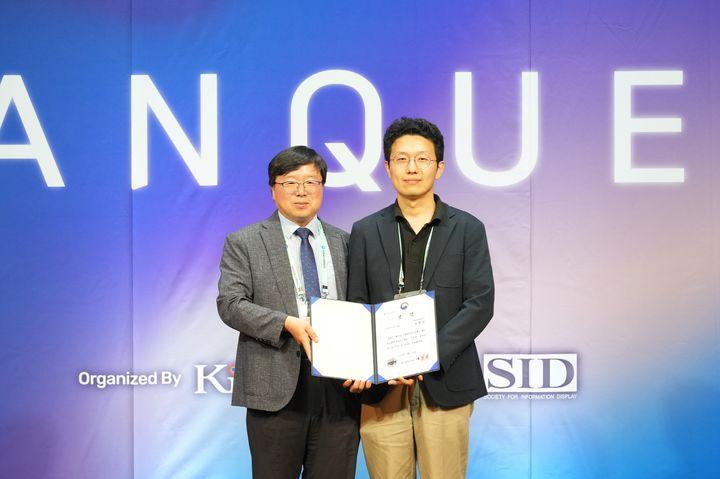 [대전=뉴시스] 국립한밭대 창의융합학과 이재현 교수 수상  기념촬영. ( 사진=국립한밭대 제공) 2025. 08.25. photo@newsis.com *재판매 및 DB 금지