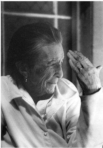 뉴욕 자택에서 루이즈 부르주아, 2003. 사진: 낸다 랜프랭코, ⓒ The Easton Foundation/Licensed by SACK, Korea *재판매 및 DB 금지