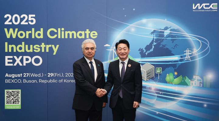 [서울=뉴시스] 이호현 산업통상자원부 2차관이 27일 오전 부산 해운대구 벡스코에서 파티 비롤 국제에너지기구(IEA) 사무총장과 면담하기 앞서 기념촬영 하고 있다. (사진=산업통상자원부 제공) 2025.08.27. photo@newsis.com *재판매 및 DB 금지