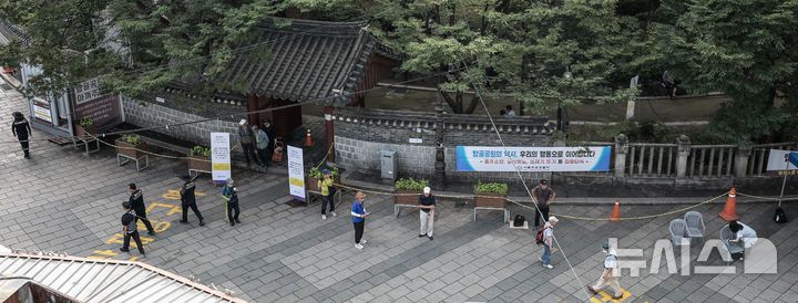 [서울=뉴시스] 정병혁 기자 = 27일 서울 종로구 탑골공원에서 시민들이 이동하고 있다. 서울 종로구는 독립운동 정신이 깃든 탑골공원의 역사적 가치를 보존하고 시민 모두가 쾌적하고 안전하게 공원을 이용할 수 있도록 공원 내 질서 계도에 집중하고 있다고 밝혔다. 2025.08.27. jhope@newsis.com