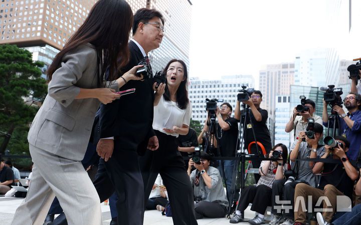 [서울=뉴시스] 김선웅 기자 = 권성동 국민의힘 의원이 통일교 청탁 의혹과 관련해 27일 서울 종로구 김건희특검팀에 피의자 신분으로 조사를 받기 위해 출석하고 있다. 2025.08.27. mangusta@newsis.com