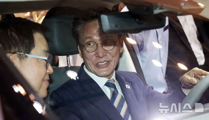 [부산=뉴시스] 하경민 기자 = 2025 기후산업국제박람회(WCE)가 개막한 27일 부산 해운대구 벡스코 제1전시장에서 김민석 국무총리가 현대자동차의 신형 수소·전기 차량에 탑승하고 있다. 오는 29일까지 열리는 이번 박람회에는 기후·에너지 분야 540여개 기업·기관이 최신 기술과 제품 등을 선보인다. 2025.08.27. yulnetphoto@newsis.com