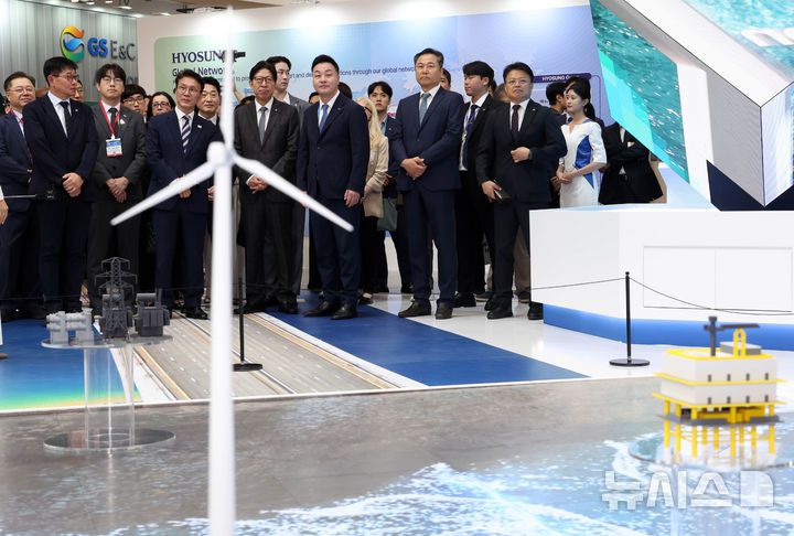 [부산=뉴시스] 하경민 기자 = 2025 기후산업국제박람회(WCE)가 개막한 27일 부산 해운대구 벡스코 제1전시장에서 김민석 국무총리 등이 참가업체 전시부스를 둘러보고 있다.  오는 29일까지 열리는 이번 박람회에는 기후·에너지 분야 540여개 기업·기관이 최신 기술과 제품 등을 선보인다. 2025.08.27. yulnetphoto@newsis.com