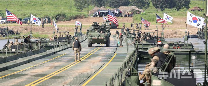 [여주=뉴시스] 권창회 기자 = 27일 오전 경기 여주시 강변유원지 일대 훈련장에서 7공병여단과 미2사단 장병들이 한미연합 도하훈련을 하고 있다. 2025.08.27. kch0523@newsis.com