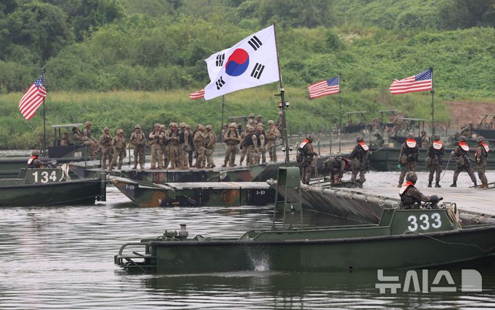 [여주=뉴시스] 권창회 기자 = 27일 오전 경기 여주시 강변유원지 일대 훈련장에서 7공병여단과 미2사단 장병들이 한미연합 도하훈련을 하고 있다. 2025.08.27. kch0523@newsis.com