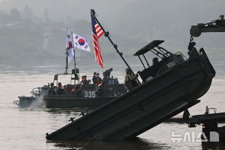 [여주=뉴시스] 권창회 기자 = 27일 오전 경기 여주시 강변유원지 일대 훈련장에서 7공병여단과 미2사단 장병들이 한미연합 도하훈련을 하고 있다. 2025.08.27. kch0523@newsis.com