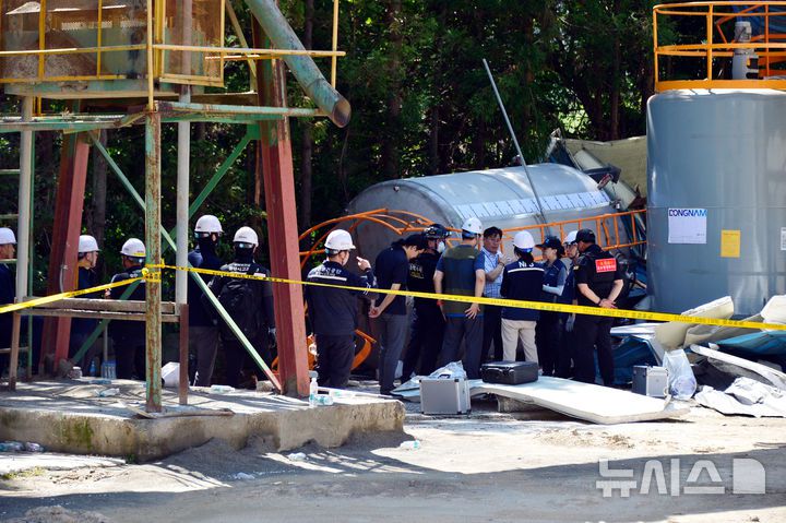 [순천=뉴시스] 김석훈 기자 = 27일 고용노동부와 경찰이 3명 숨진 전남 순천 레미콘 공장 질식사고와 관련해 업체 압수수색과 함께 사고현장을 조사하고 있다. 2025.08.27. kim@newsis.com