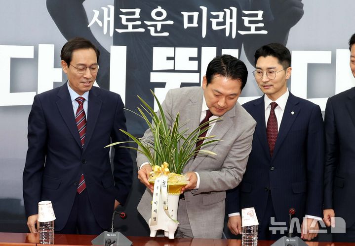 [서울=뉴시스] 조성봉 기자 = 장동혁 국민의힘 대표가 27일 오후 서울 여의도 국회에서 우상호 대통령비서실 정무수석에게 전달받은 이재명 대통령 명의의 축하 난을 바라보고 있다. 2025.08.27. suncho21@newsis.com