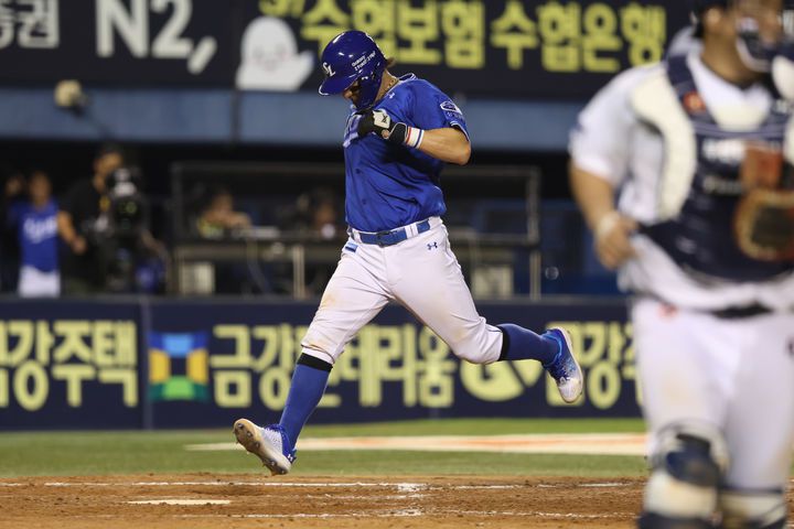[서울=뉴시스] 조성우 기자 = 프로야구 삼성 라이온즈의 포수 강민호가 KBO리그 역대 최고령 1000득점 기록을 달성했다. 27일 서울 송파구 잠실야구장에서 열린 KBO리그 삼성 라이온즈와 두산 베어스의 경기에서 강민호가 5회 홈을 밟고 있다. 이날 40세 9일인 강민호는 역대 최고령으로 1000득점 고지를 밟았다. 종전 기록은 2008년 이종범(당시 KIA 타이거즈)이 세운 38세 9개월21일이다. (사진=삼성 라이온즈 제공) 2025.08.27. photo@newsis.com *재판매 및 DB 금지
